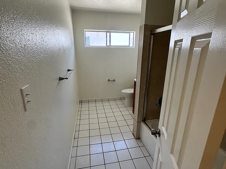 Courtyard Square Apartments — Photo 26