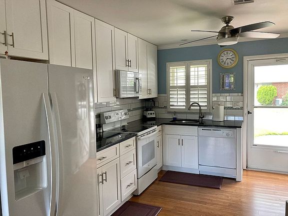 5th image of 704A Plymouth Dr
