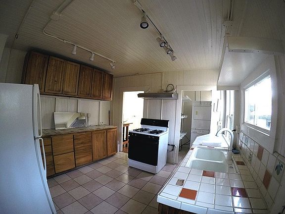 4th image of 245 Hill St