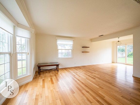 4th image of 810 E Saginaw Way