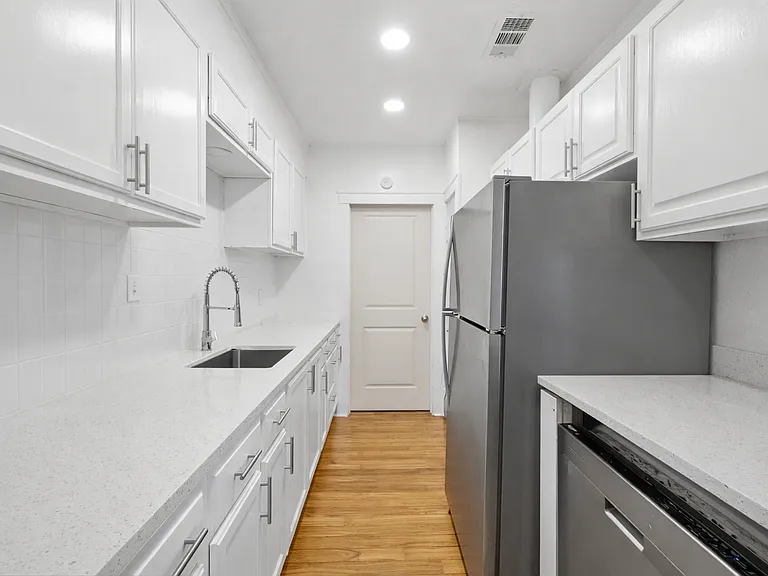 1202 E 29th St — Photo 36