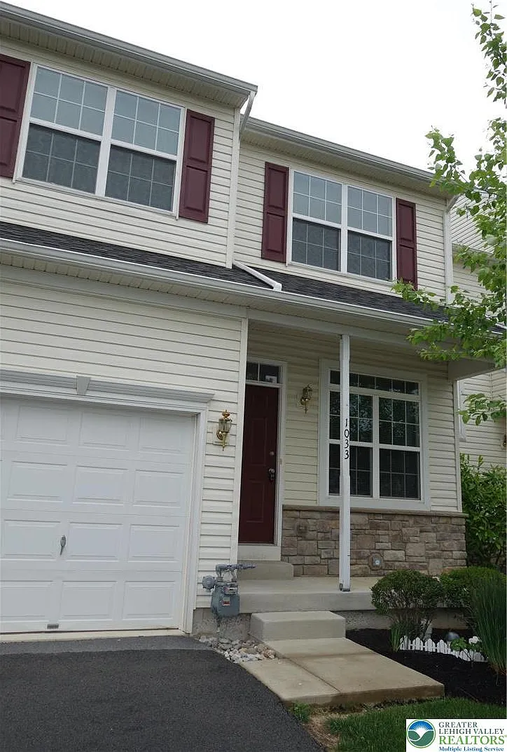 3 bed, 2.5 bath, 2470 sqft, $2,600 — Photo 1