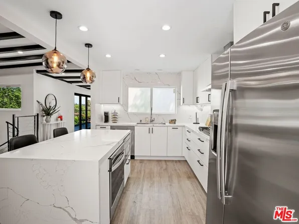 6900 Treasure Trl, Los Angeles, CA 90068