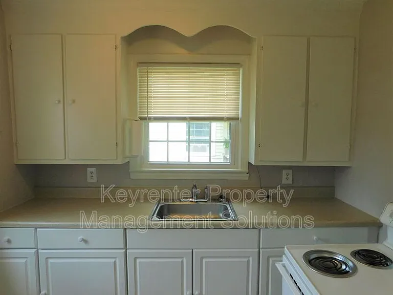 325 James Ave — Photo 9