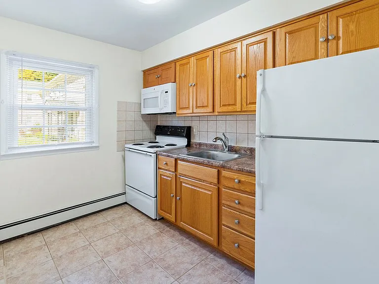 Newtonian Garden Apartments — Photo 15