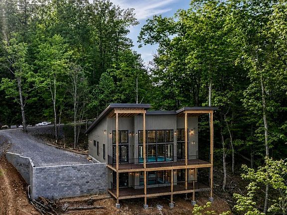 2nd image of 4076 Ridgeback Ln