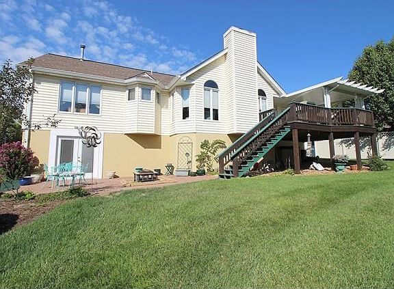 Great curb appeal all-around!