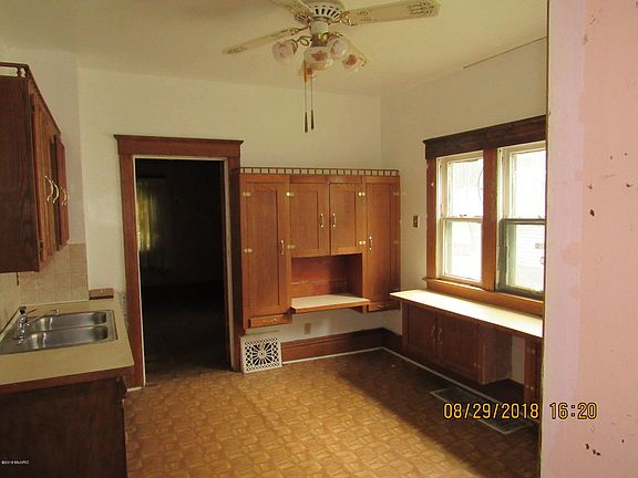 4th image of 62 Douglas St