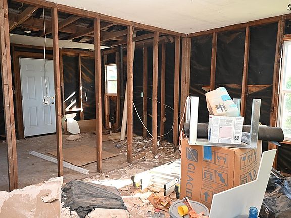 5th image of 110 E Carolina St