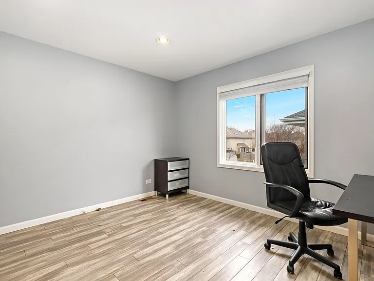 520 N Veterans Pkwy — Photo 28