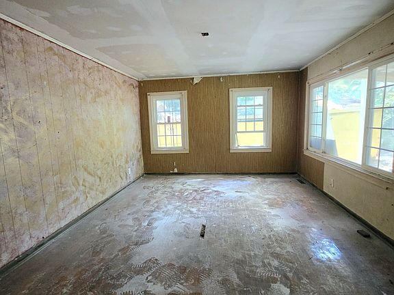 4th image of 1057 Washington Ave