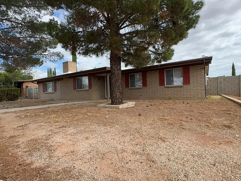 3733 Sparrow Dr — Photo 2