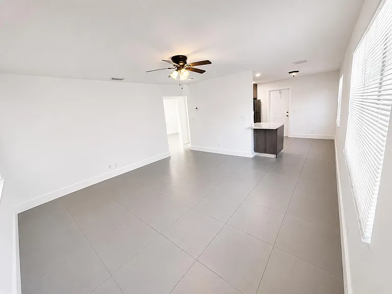 719 SW 7th St #2 — Photo 2