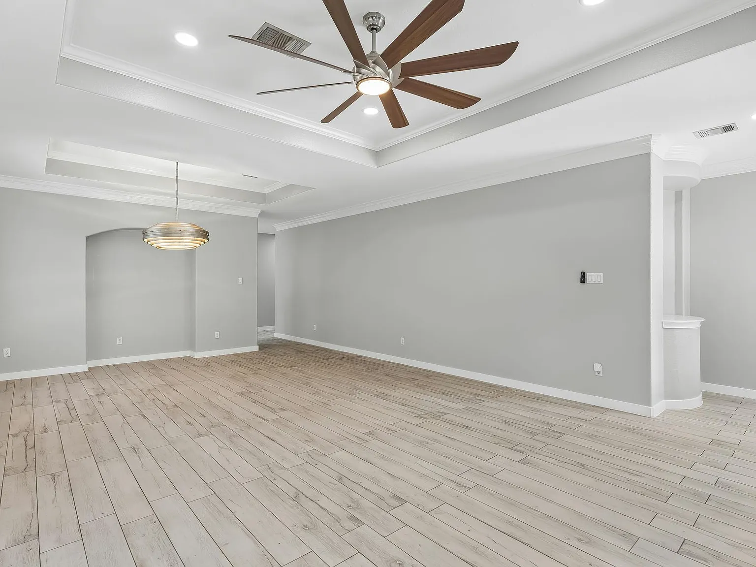 5 bed, 3.0 bath, 3221 sqft, $4,500 — Photo 4