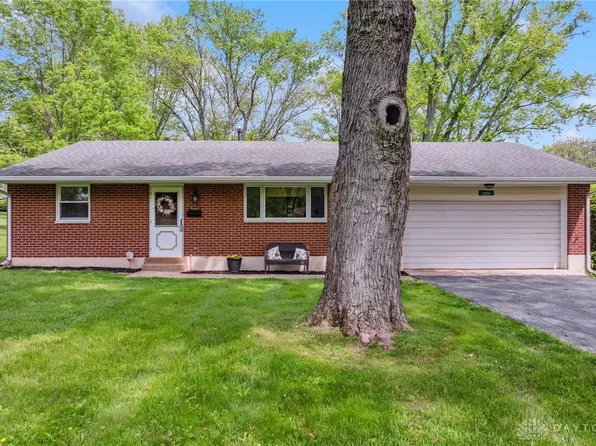 2126 S Belleview Dr, Bellbrook, OH 45305