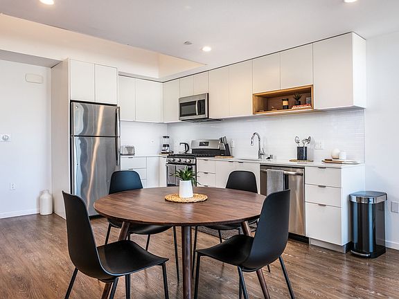 3rd image of 1737 N Las Palmas Ave #611