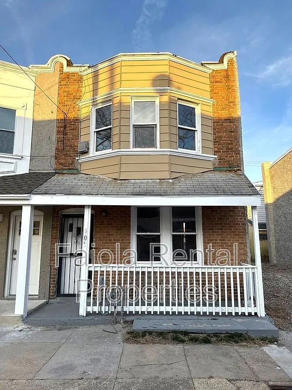 3 bed, 1.0 bath, 1059 sqft, $1,900 — Photo 1