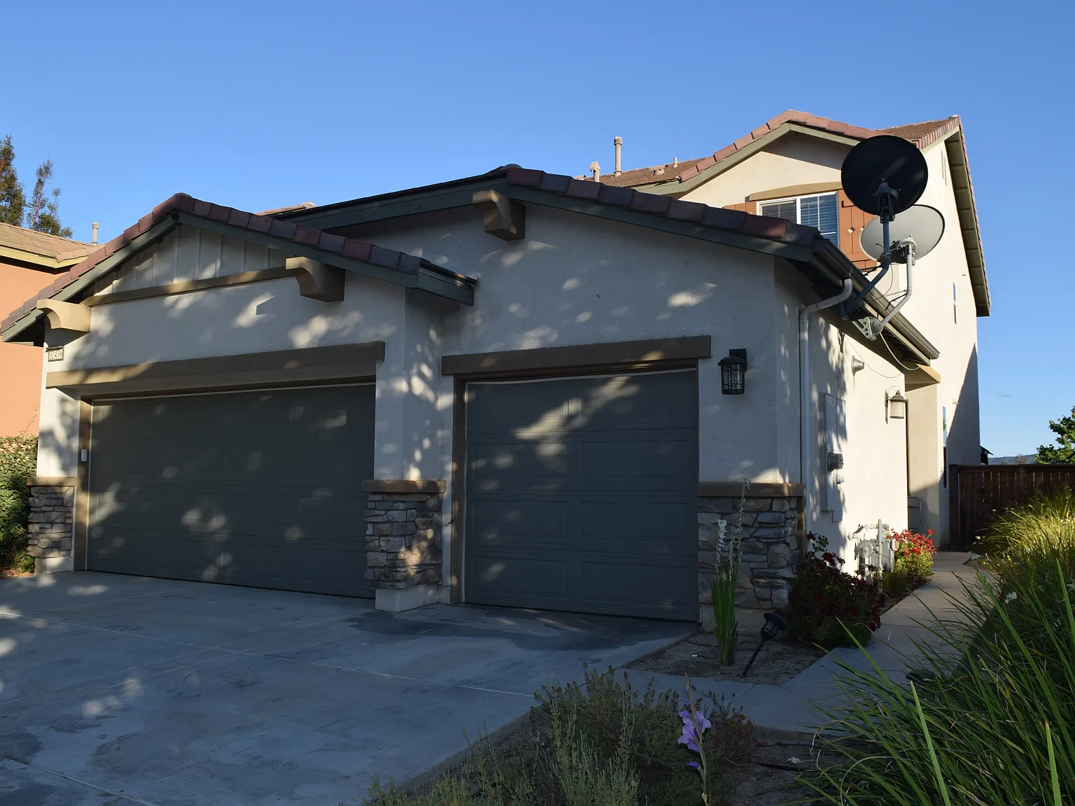 3 bed, 2.5 bath, 3487 sqft, $3,345 — Photo 2