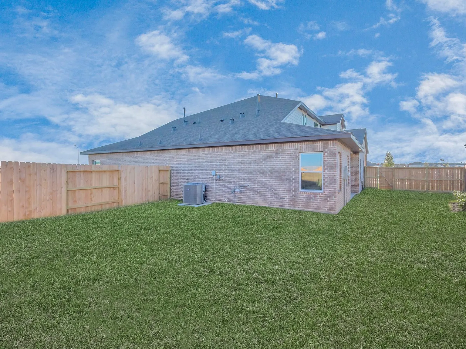 4 bed, 2.5 bath, 1904 sqft, $2,699 — Photo 4