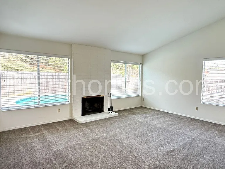 1553 Palomar Dr — Photo 9