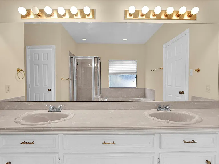 611 N Hickory St — Photo 16