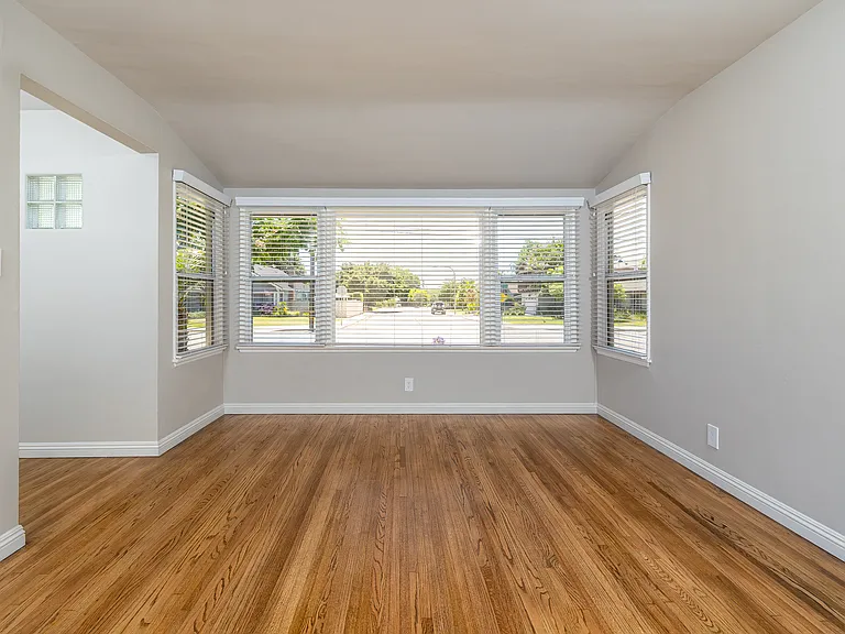 521 E Date St — Photo 8
