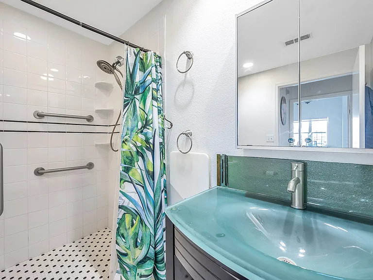 100 4th Ave S #424 — Photo 21