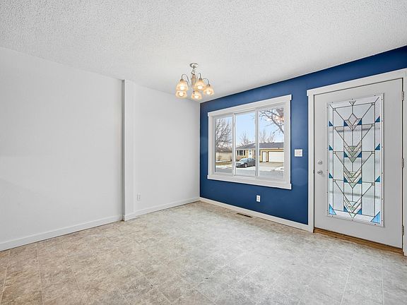 5th image of 323 Maple Dr