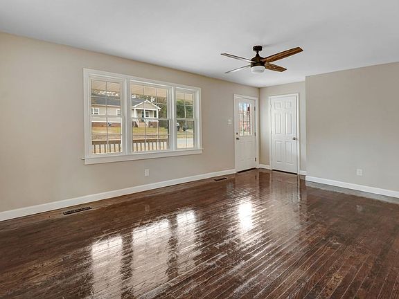 4th image of 909 Prince Ave