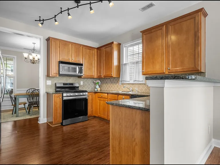 10060 Switchyard Dr — Photo 4