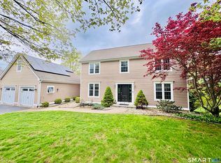 4 Harrison Dr, Cromwell, CT 06416