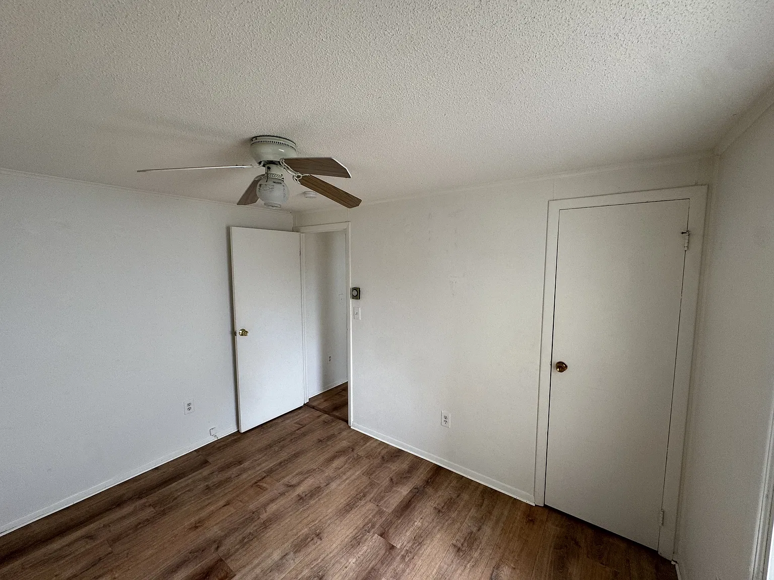 138 RUBY ST - . — Photo 3