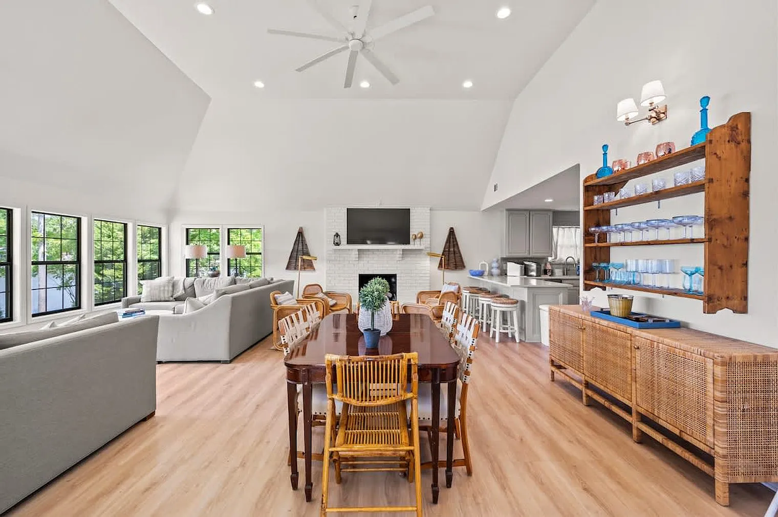5 bed, 4.0 bath, $7,987 — Photo 2