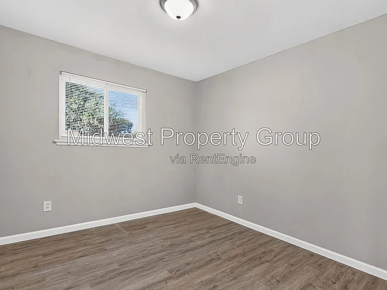 690 Central Pkwy — Photo 11