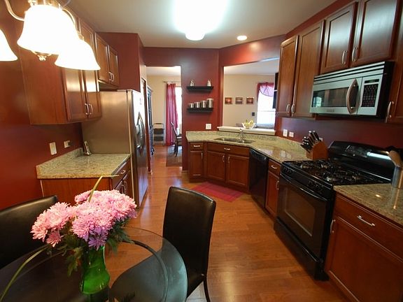 5th image of 34W615 Roosevelt Ave Unit D