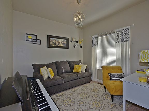 3rd image of 1947 Woodview Dr
