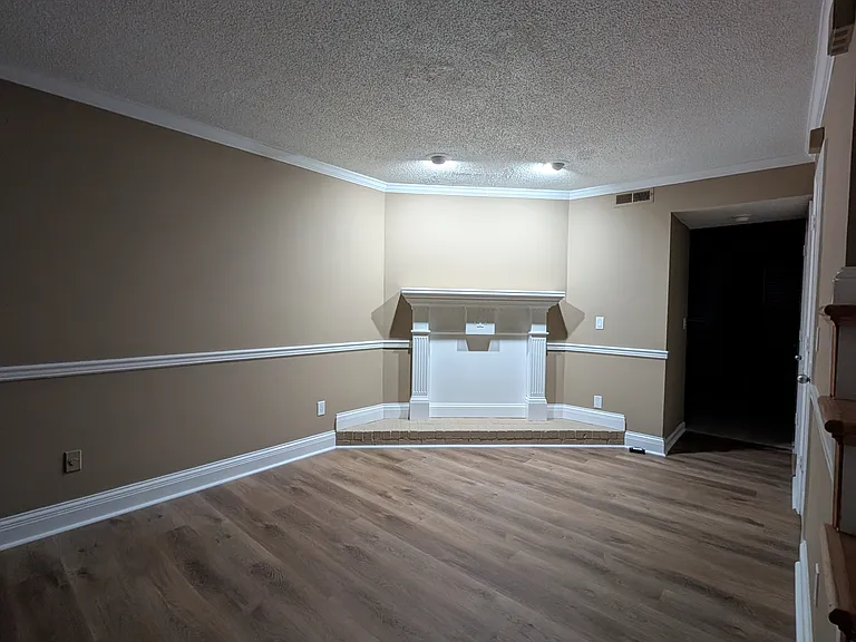 Living room with new Floor - freshly painted