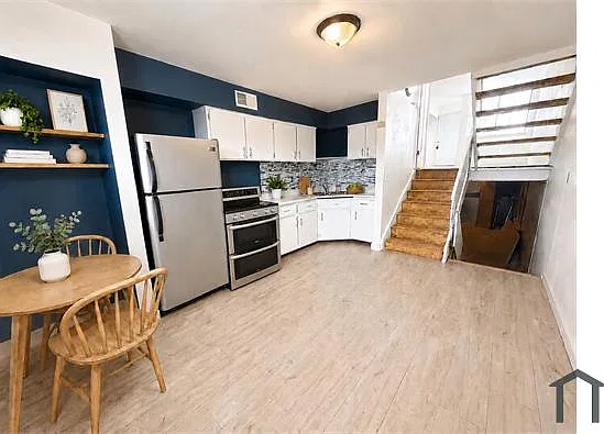 3 bed, 1054 sqft, $1,599 — Photo 4