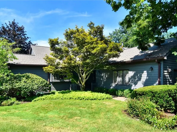 304 Overlook Brook Dr, Chagrin Falls, OH 44023