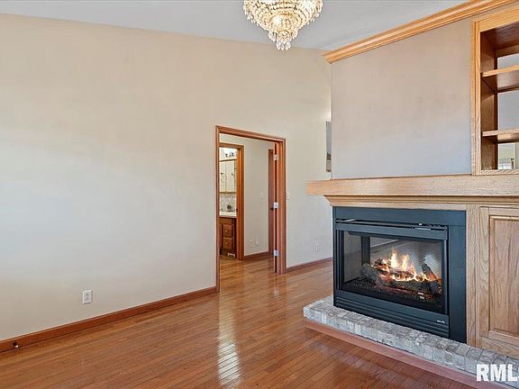 5th image of 117 Brookside Glen Dr