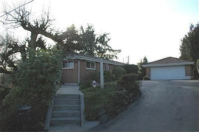 Located at the end of a Dead-end street and at the top of a knoll, great views of the territory and 