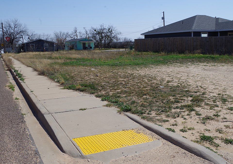 2nd image of 800 W 16th St #12