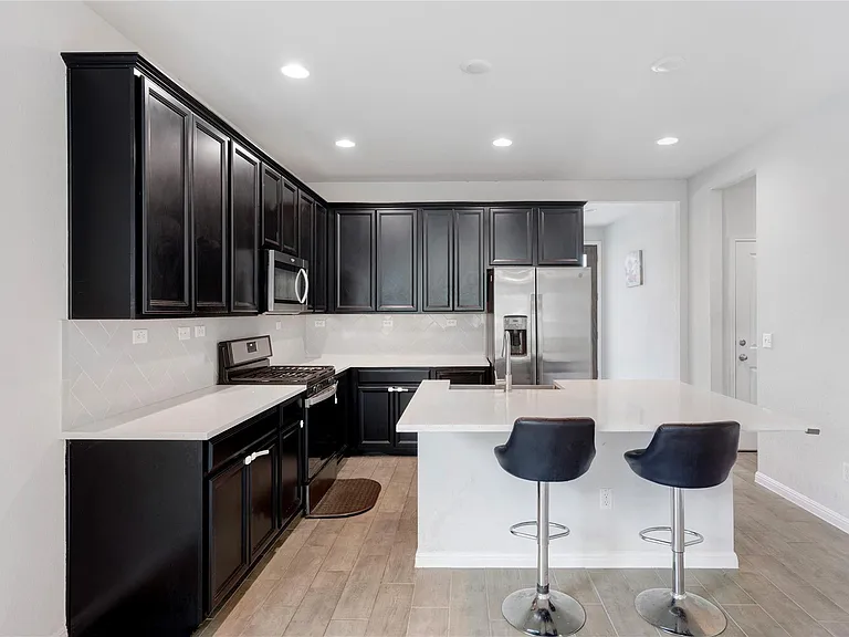 420 Winding Hollow Ln — Photo 4