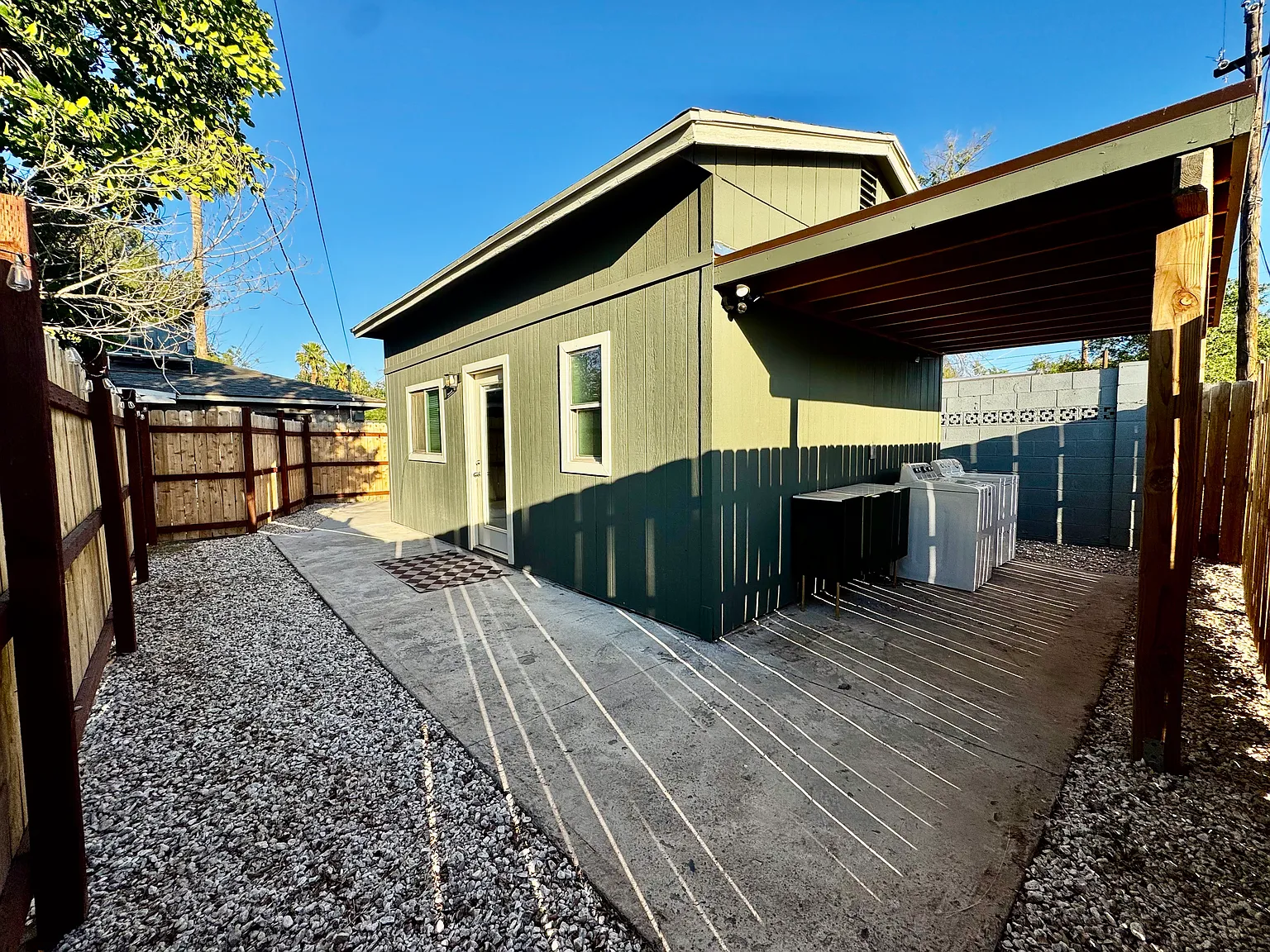 104 E Vista Del Cerro Dr — Photo 2