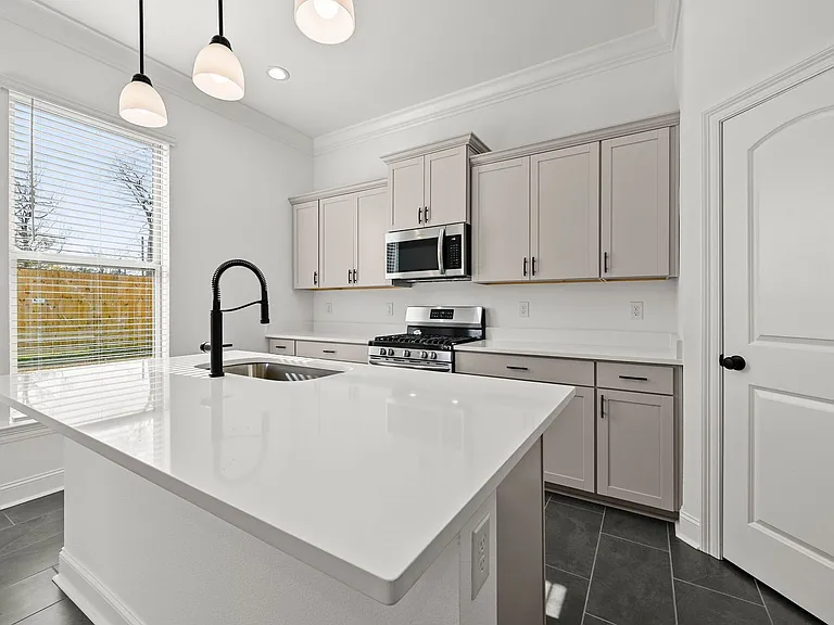 38405 Parliament Dr — Photo 6