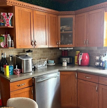 4th image of 381 Highland Ave