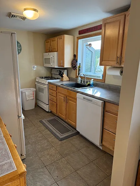 4 bed, 1328 sqft, $2,695 — Photo 4