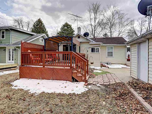 Large Patio-Pergola Included