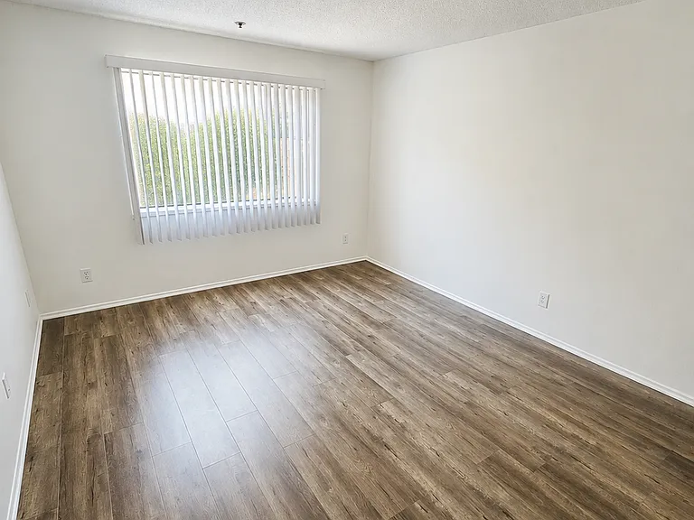 5531 Corteen Pl — Photo 9