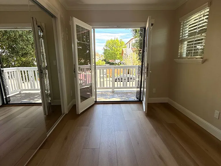 738 Peters Ave — Photo 12